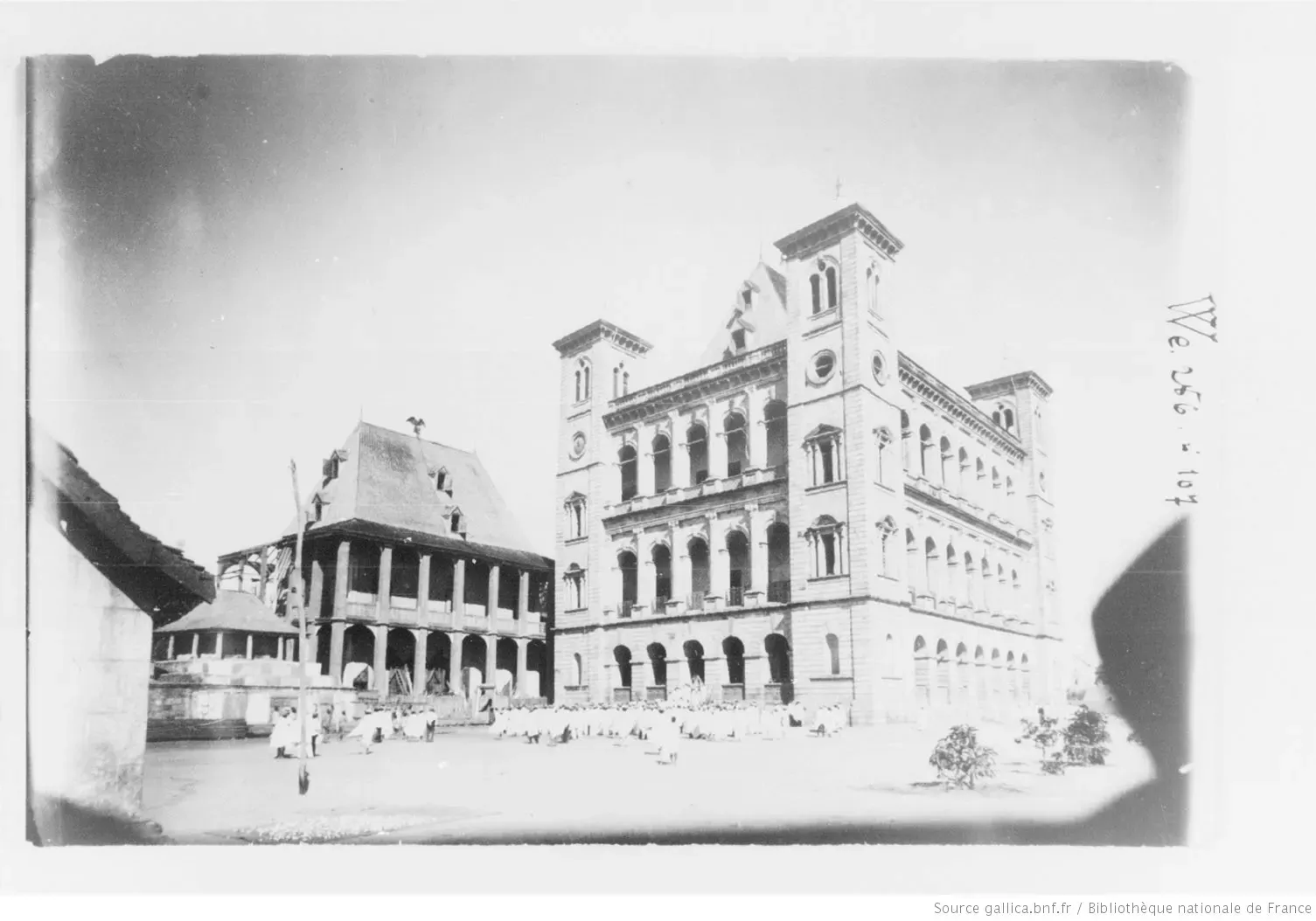 Rovan'i Manjakamiadana, tamin'ny 1905, misy olona maromaro mitafy lamba avokoa eo an-tokotany