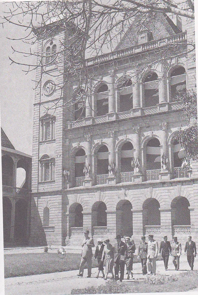 Le Général de Gaulle et son épouse visitant le Rova en 1953 © Photo: droits réservés, Jean-Pierre Razafy-Andriamihaingo, Labodiplo, archives personnelles